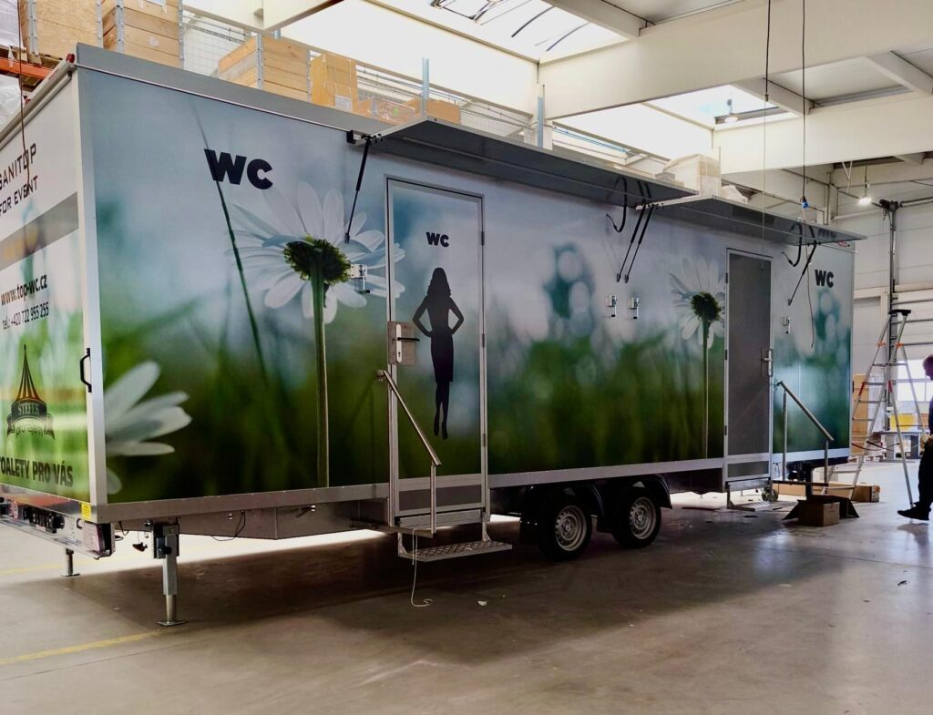 Sanitární přívěs XL +, pronájem splachovacích toalet, toalety k pronájmu, WC pronájem, WC na akci, TOP-WC.CZ, topwc_cz (1)