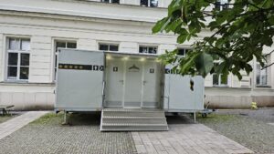 Sanitární přívěs XL, pronájem WC, toalety na akci, splachovací WC, Top-wc (8)