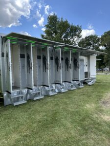 Sanitární přívěs XXL PRO PLUS, pronájem splachovacích toalet, mobilní toalety, pronájem toalet, Top-wc.cz, Partystany-stefek.cz
