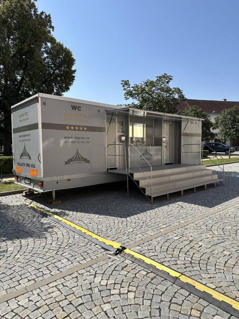 Sanitární přívěs XXL, pronájem splachovacích toalet, pronájem WC, WC na akci, Top-wc.cz, topwc_cz (6)