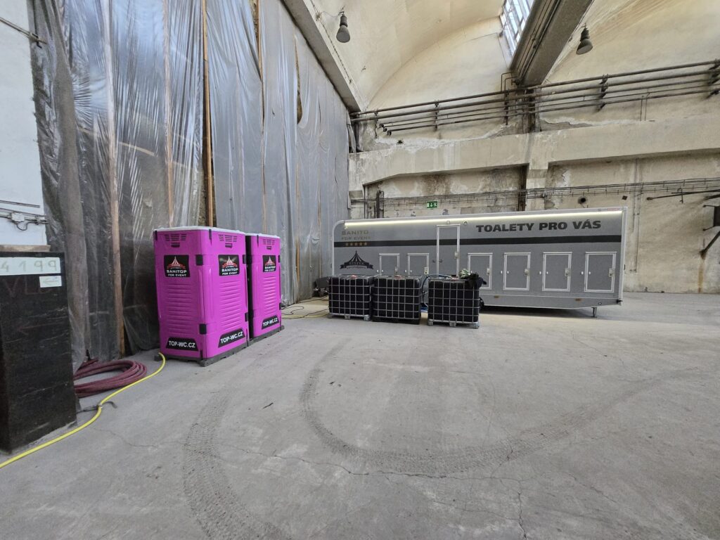 Sanitární přívěs XL ecovac, mobilní WC, mobilní toalety, pronájem WC, pronájem toalet, Top-wc.cz