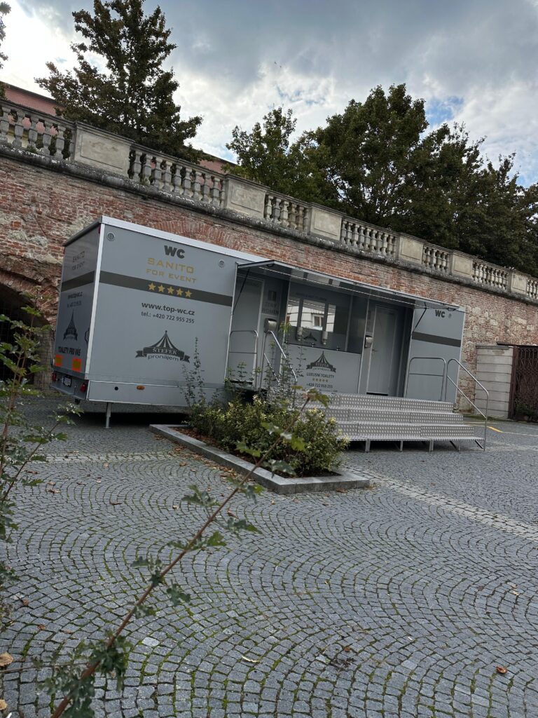 Sanitární přívěs XXL, pronájem WC, pronájem toalet, Top-wc.cz