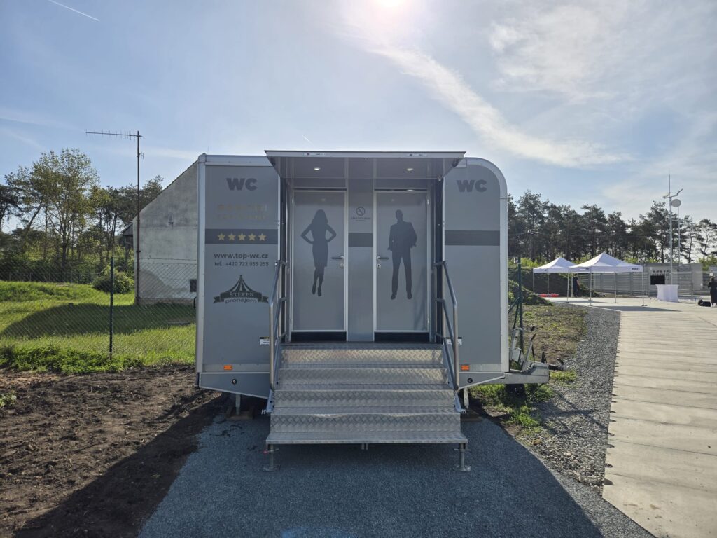 Sanitární přívěs L, pronájem splachovacích toalet, TOP-WC.CZ, topwc_Cz