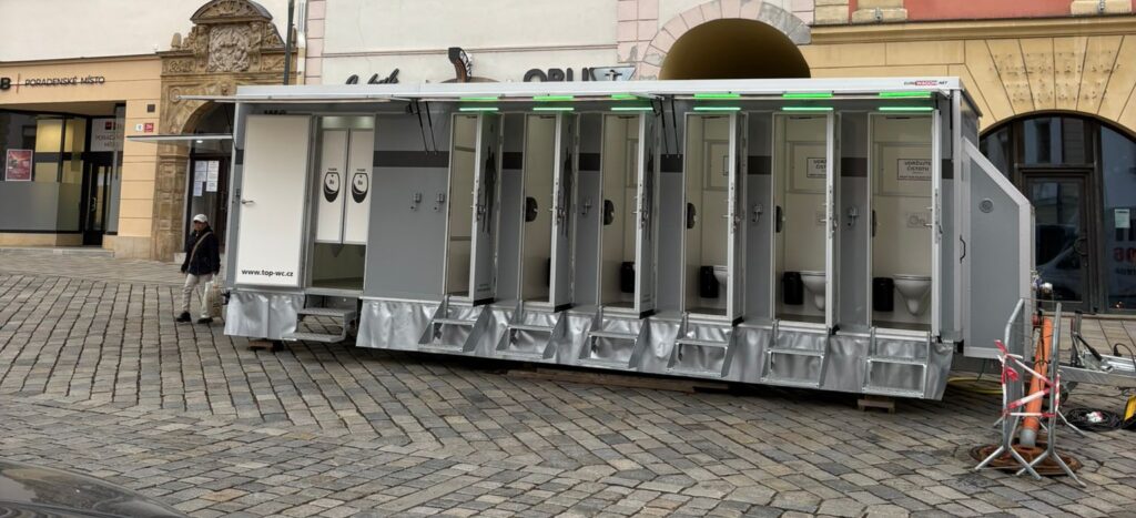 Sanitární přívěs XXL PRO +, pronájem splachovacích toalet, toalety k pronájmu, WC pronájem, WC na akci, TOP-WC.CZ, topwc_cz (11)