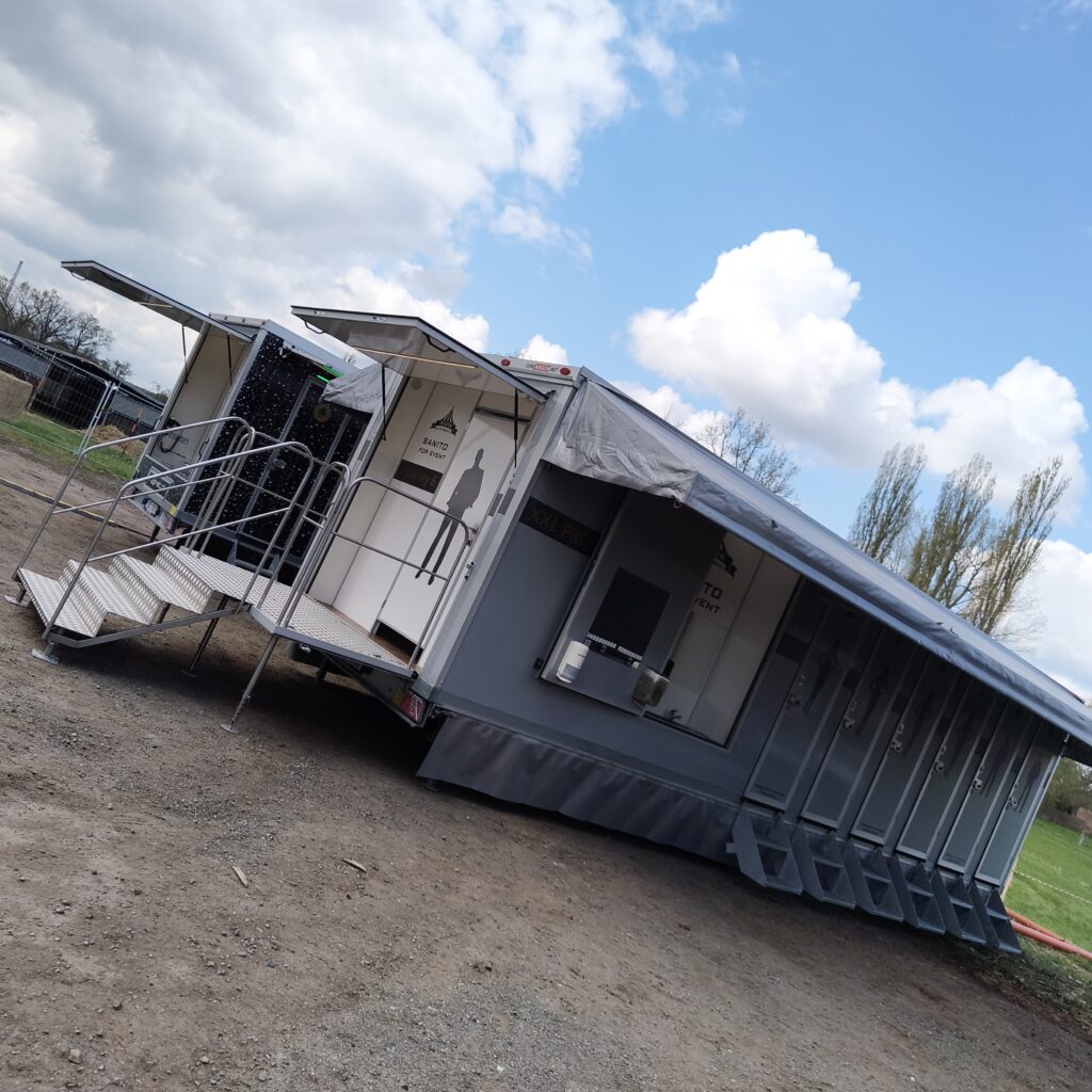 Sprchový přívěs SANILUX a Sanitární přívěs XXL PRO se splachovacími toaletami, pronájem WC, Top-wc.cz